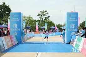 大联盟官方在 2020 年受疫情影响，首次在球场使用“虚拟观众”增强转播效果